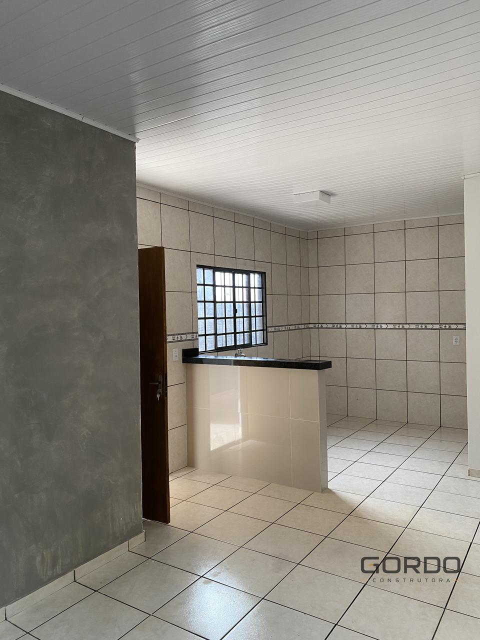 Cozinha reformada com bancada e revestimento novo
