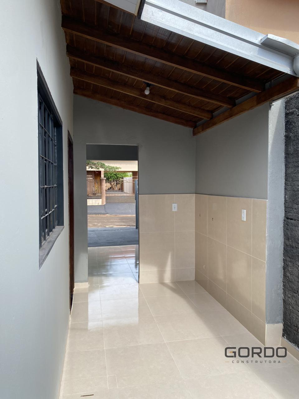 Lavanderia coberta nos fundos da casa