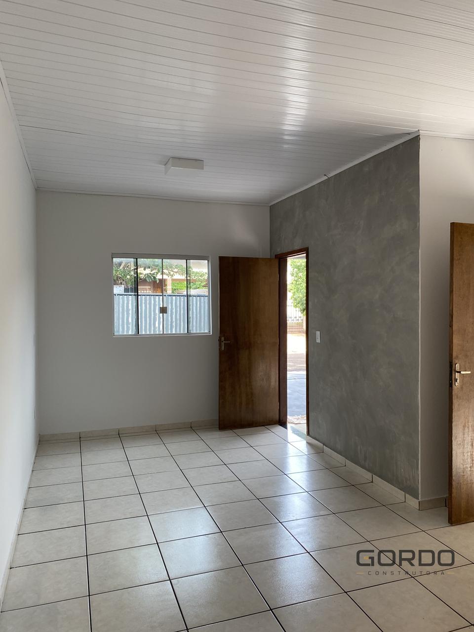 Sala de estar reformada com piso e pintura renovados